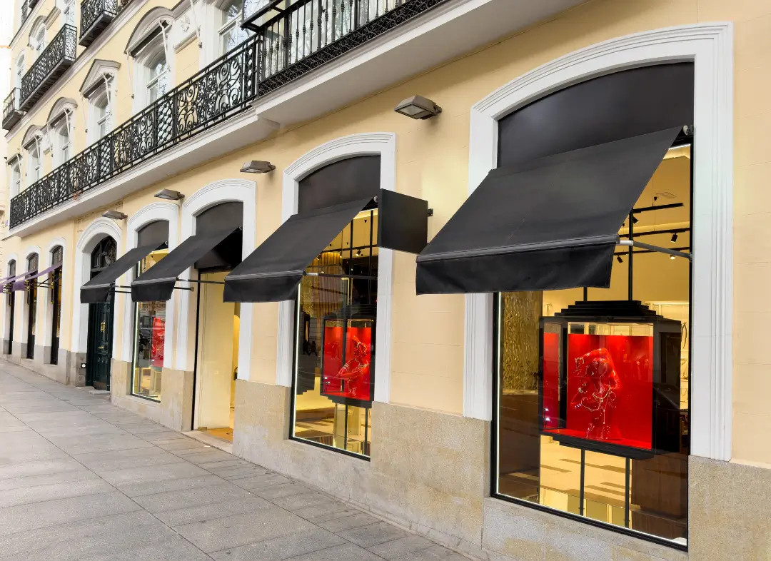 Façade vitrine de magasin en aluminium sur mesure à Les Pennes-Mirabeau